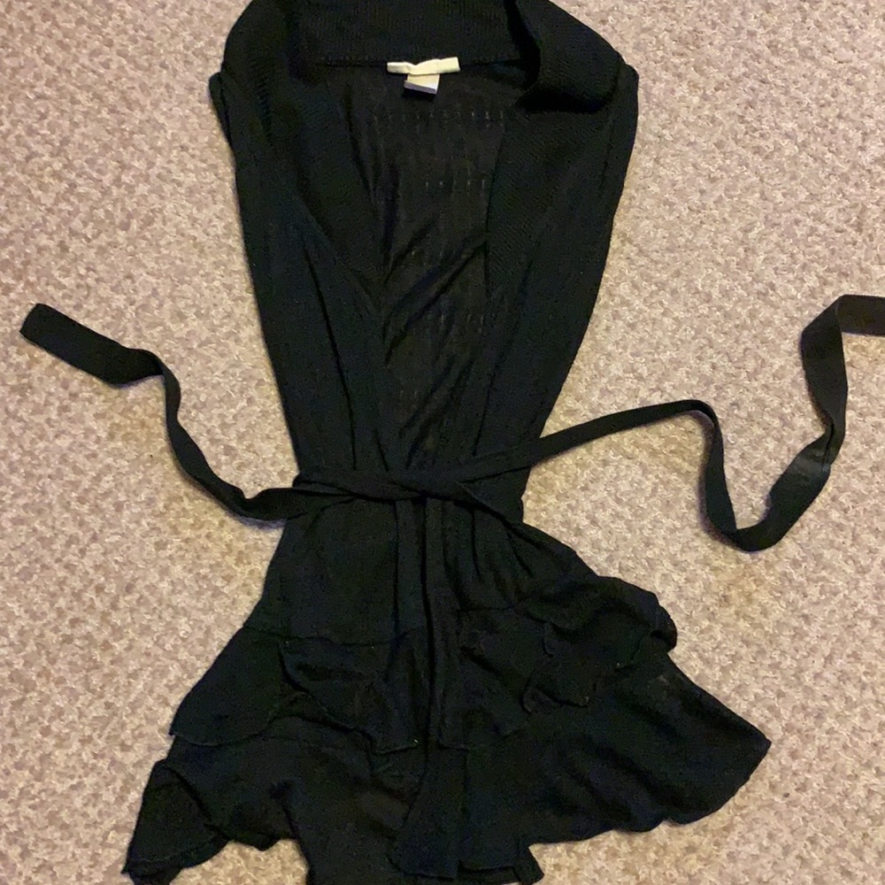 Cute vest like wrap with tie.